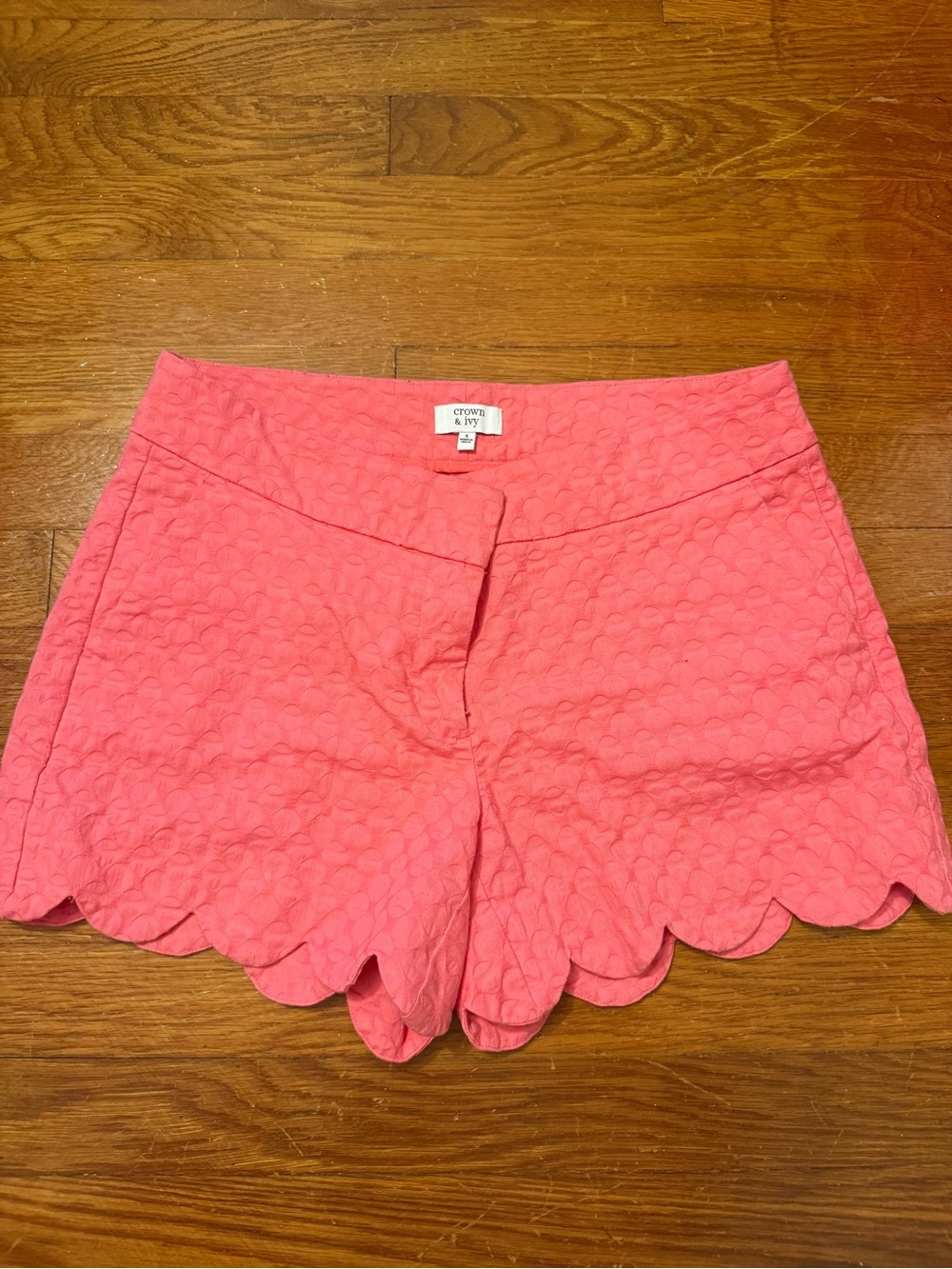 crown & ivy Coral Pink Scallop-Hem Women’s Shorts
